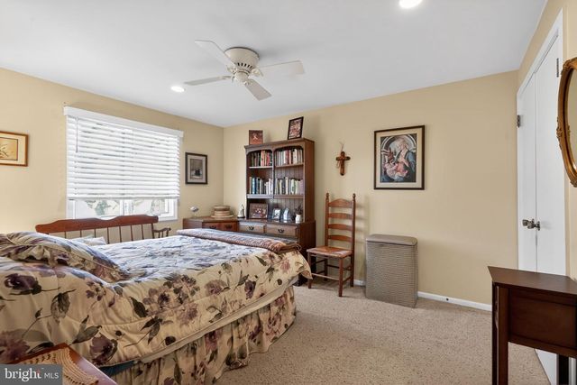 8 S CLOSE, Moorestown, NJ 08057