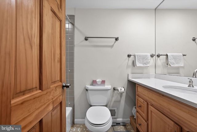 8 S CLOSE, Moorestown, NJ 08057