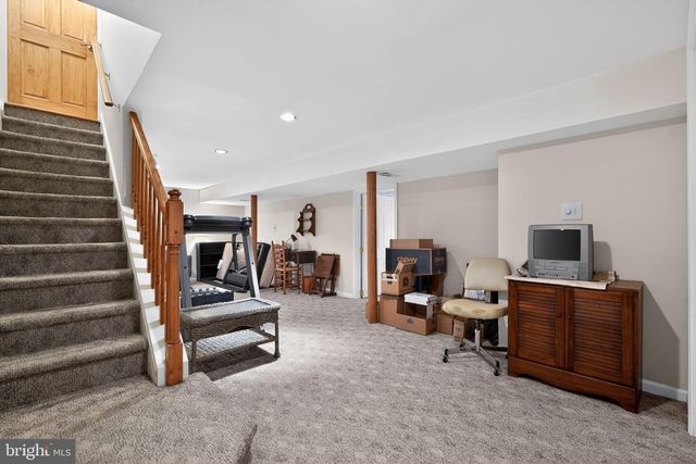 8 S CLOSE, Moorestown, NJ 08057