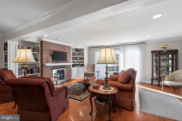 8 S CLOSE, Moorestown, NJ 08057