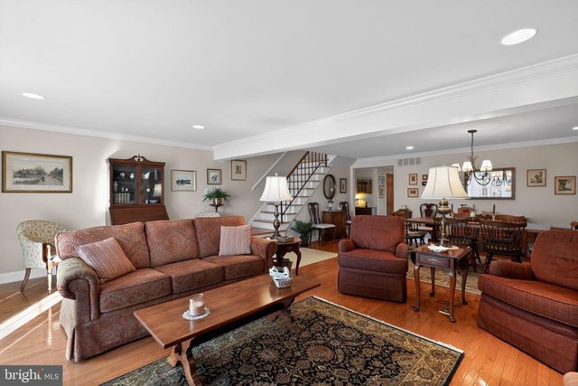 8 S CLOSE, Moorestown, NJ 08057