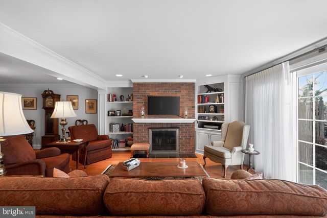 8 S CLOSE, Moorestown, NJ 08057