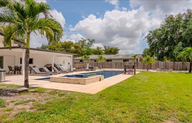 7520 NW 8th Court, Plantation, FL 33317