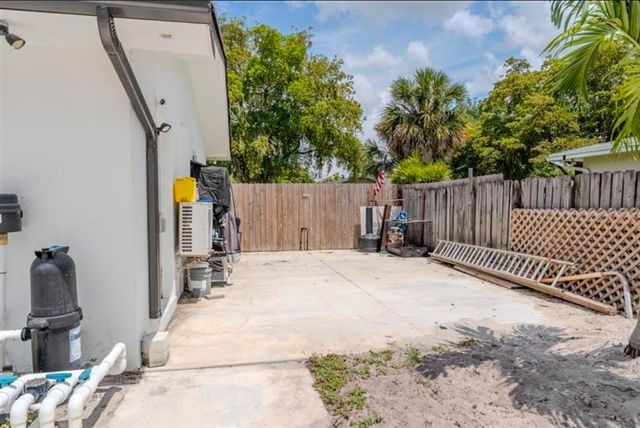 7520 NW 8th Court, Plantation, FL 33317
