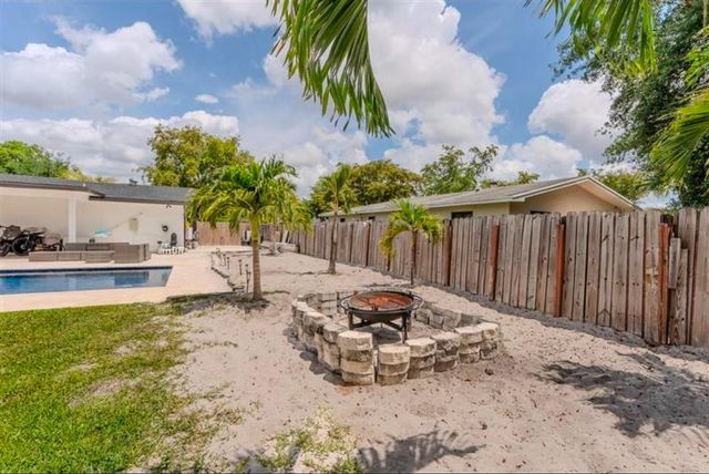 7520 NW 8th Court, Plantation, FL 33317