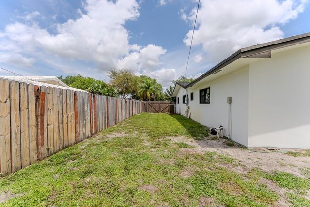 7520 NW 8th Court, Plantation, FL 33317
