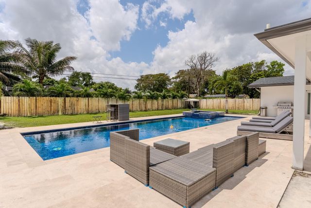 7520 NW 8th Court, Plantation, FL 33317