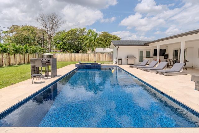 7520 NW 8th Court, Plantation, FL 33317