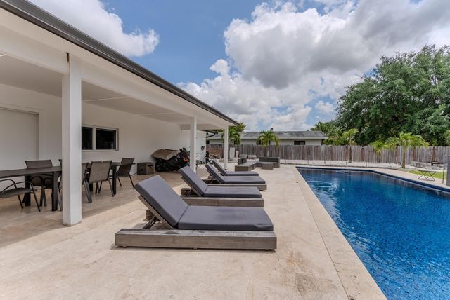 7520 NW 8th Court, Plantation, FL 33317