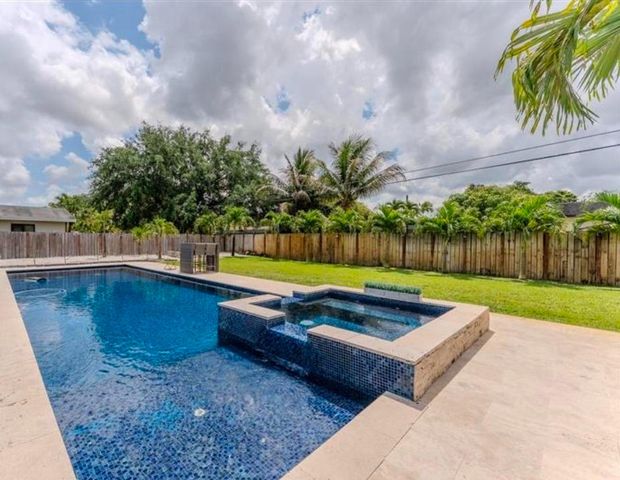 7520 NW 8th Court, Plantation, FL 33317