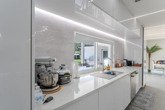 7520 NW 8th Court, Plantation, FL 33317