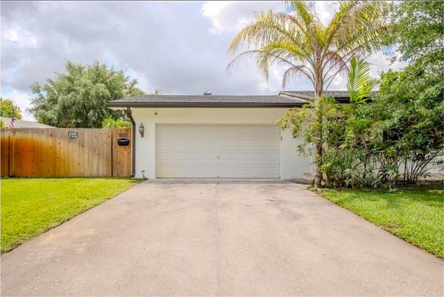 7520 NW 8th Court, Plantation, FL 33317