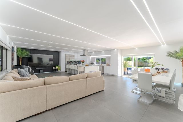 7520 NW 8th Court, Plantation, FL 33317