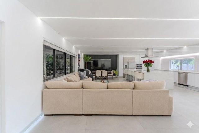 7520 NW 8th Court, Plantation, FL 33317