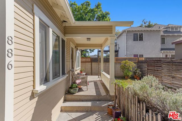 884 N Raymond Avenue, Pasadena, CA 91103