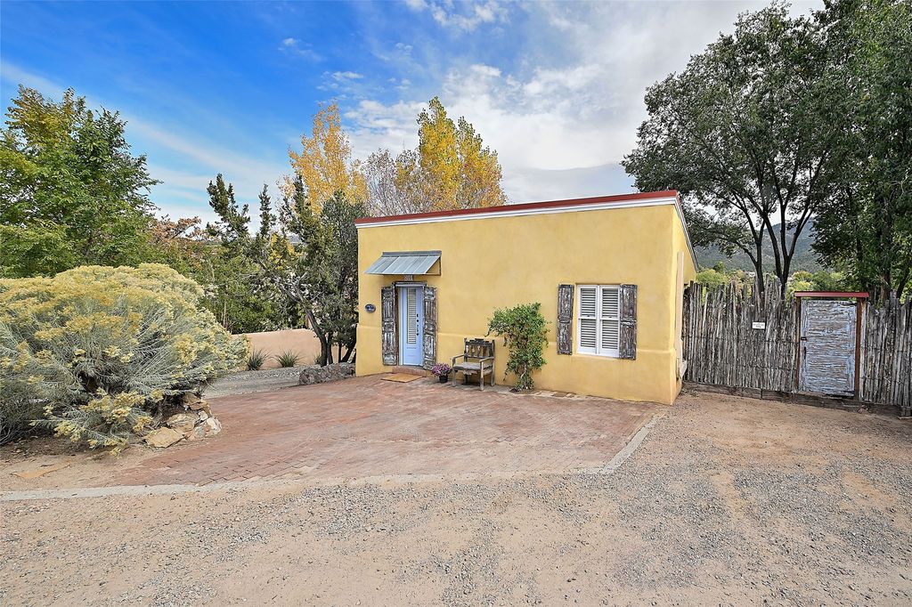 216 Lorenzo Lane, Santa Fe, NM 87501