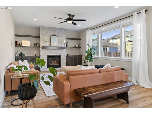 1054 HICKORY St, Independence, OR 97351