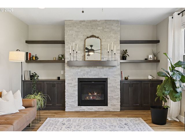 1054 HICKORY St, Independence, OR 97351