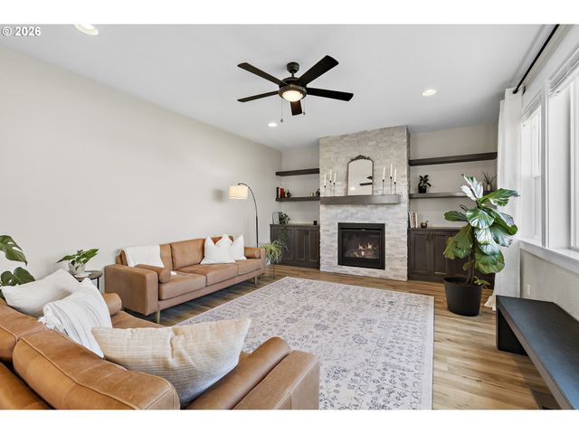 1054 HICKORY St, Independence, OR 97351