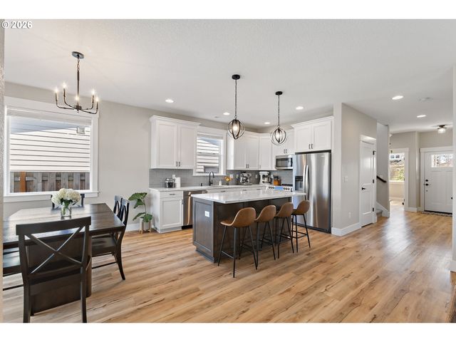 1054 HICKORY St, Independence, OR 97351