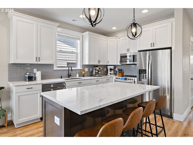 1054 HICKORY St, Independence, OR 97351