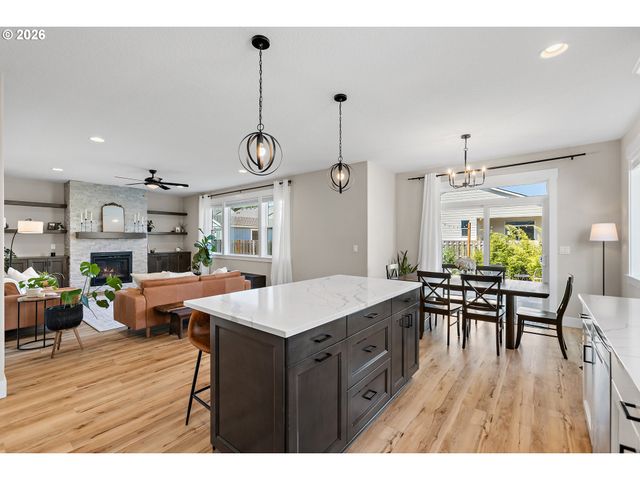 1054 HICKORY St, Independence, OR 97351