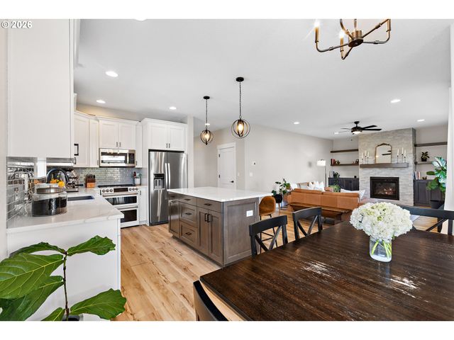 1054 HICKORY St, Independence, OR 97351