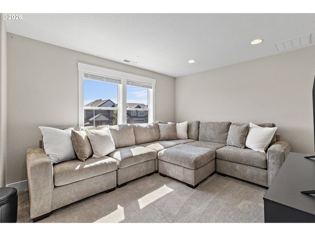1054 HICKORY St, Independence, OR 97351