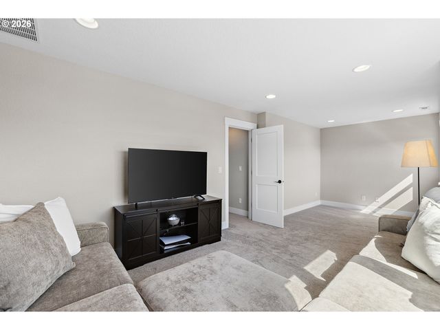 1054 HICKORY St, Independence, OR 97351