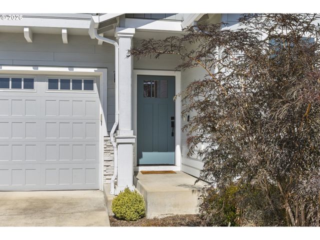 1054 HICKORY St, Independence, OR 97351