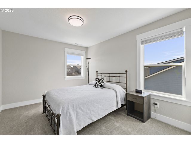 1054 HICKORY St, Independence, OR 97351