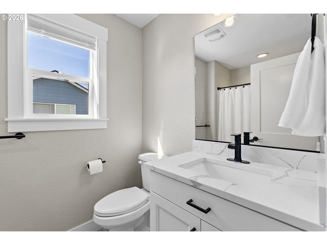 1054 HICKORY St, Independence, OR 97351