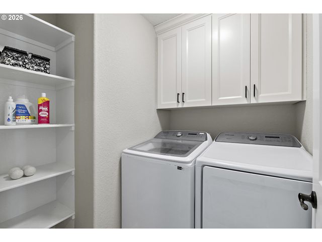 1054 HICKORY St, Independence, OR 97351