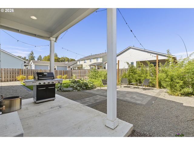 1054 HICKORY St, Independence, OR 97351