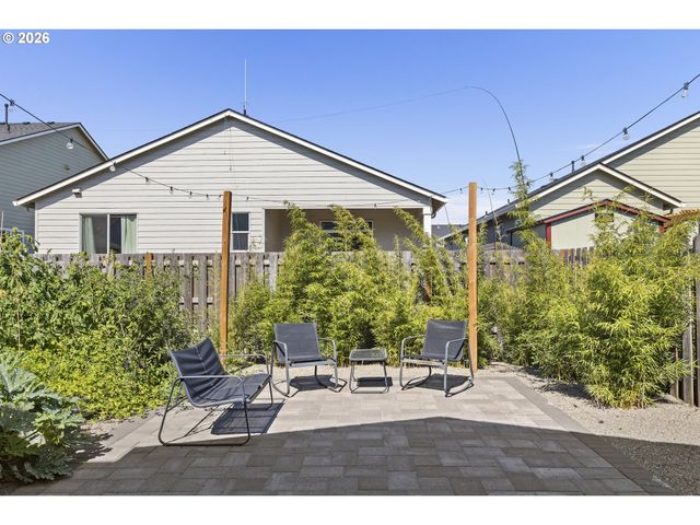 1054 HICKORY St, Independence, OR 97351