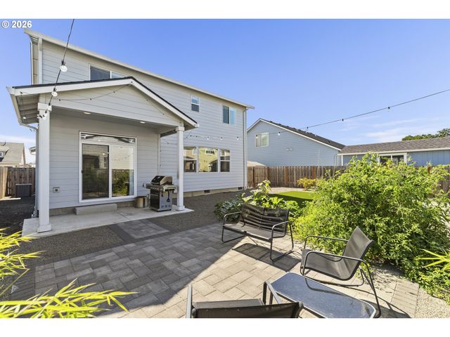 1054 HICKORY St, Independence, OR 97351