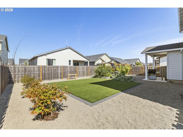 1054 HICKORY St, Independence, OR 97351