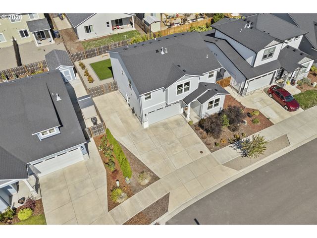 1054 HICKORY St, Independence, OR 97351
