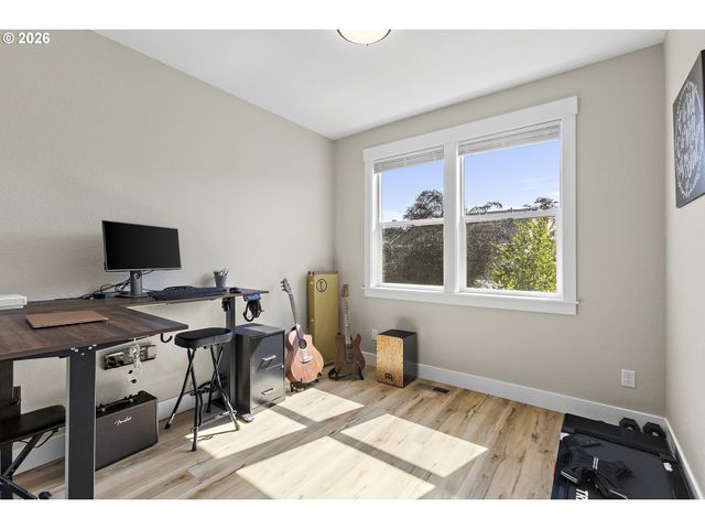 1054 HICKORY St, Independence, OR 97351