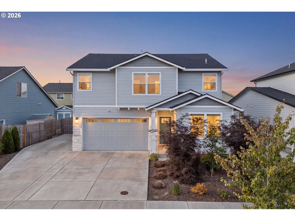 1054 HICKORY St, Independence, OR 97351