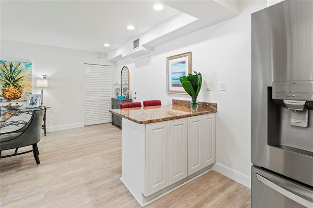 1055 W PEPPERTREE DRIVE 102AA, Sarasota, FL 34242