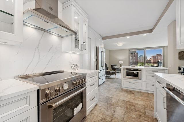 6007 N Sheridan Road 7J, Chicago, IL 60660