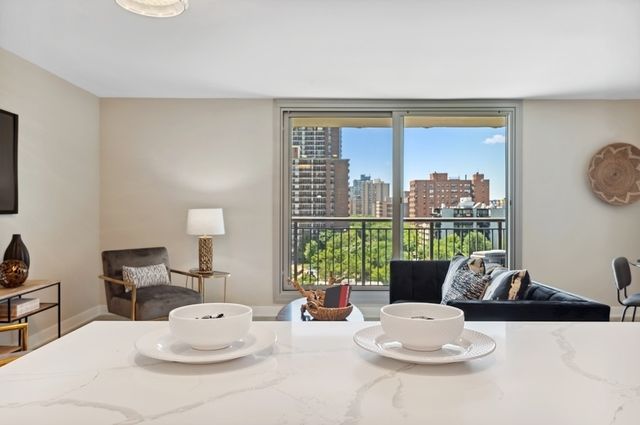 6007 N Sheridan Road 7J, Chicago, IL 60660