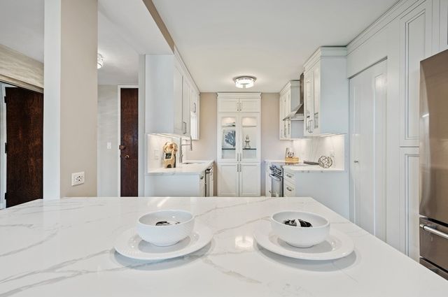 6007 N Sheridan Road 7J, Chicago, IL 60660