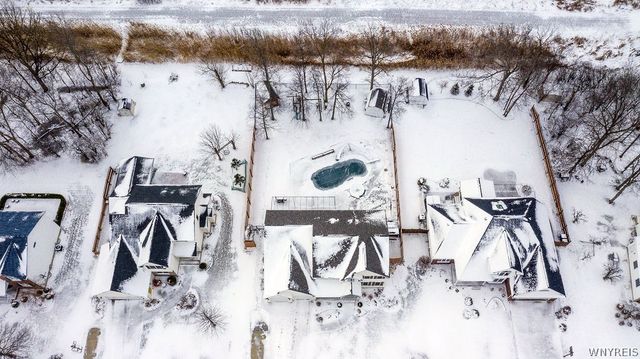 202 Woodstream Drive, Grand Island, NY 14072