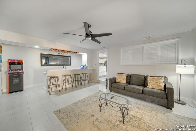 605 Squires, Castle Hills, TX 78213