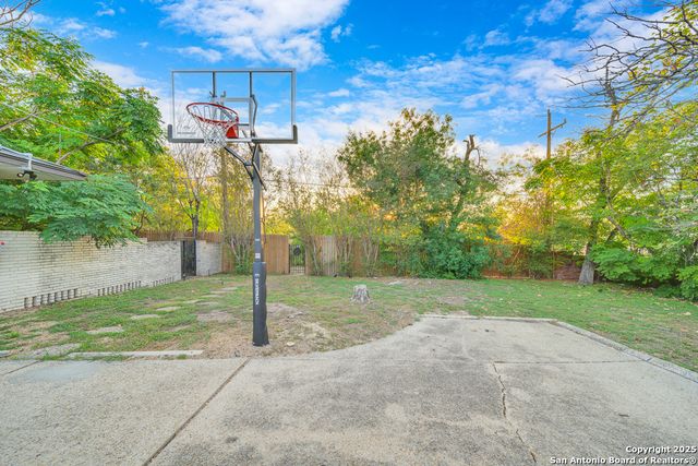 605 Squires, Castle Hills, TX 78213