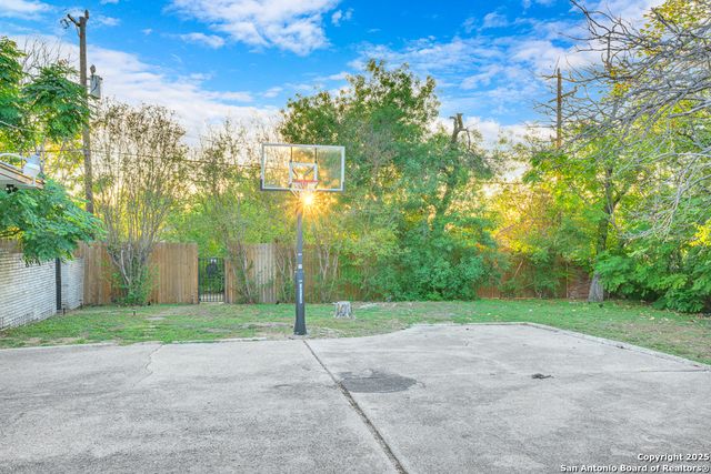 605 Squires, Castle Hills, TX 78213