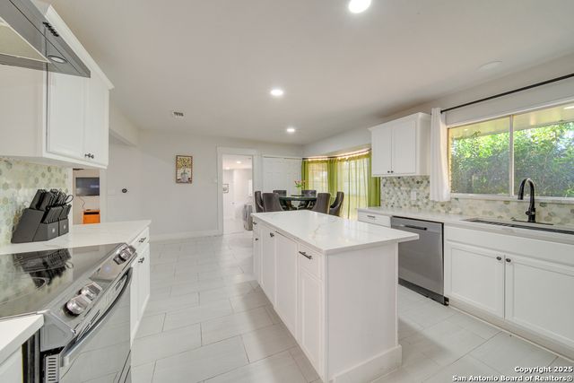 605 Squires, Castle Hills, TX 78213