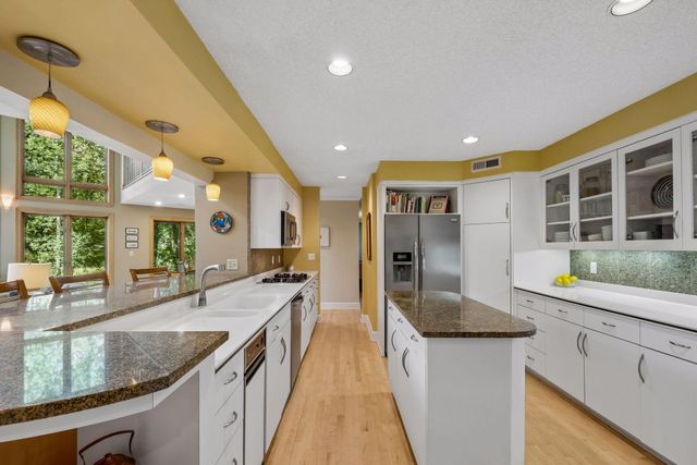 16 Timberglade Road, Bloomington, MN 55437